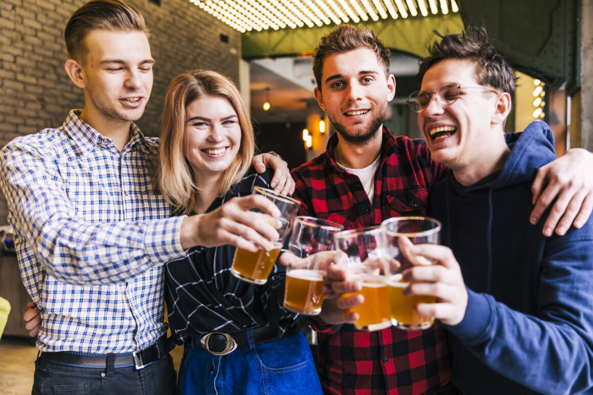Grupo de amigos disfrutando cerveza mexicana premium con moderación.