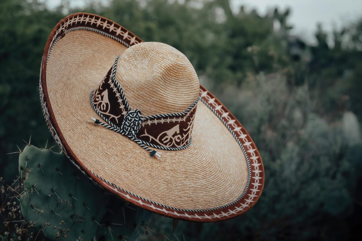 Sombrero charro tradicional mexicano relacionado con la historia y cultura de la cerveza en México