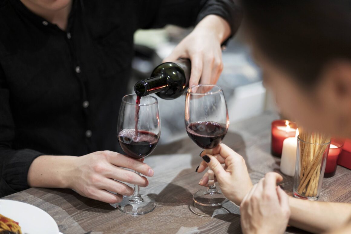 Consumidores disfrutando vino mexicano durante una experiencia gastronómica y social en México.