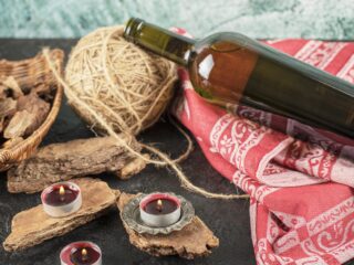 Botella de vino mexicano con elementos artesanales que representan el auge de la cultura del vino en México.