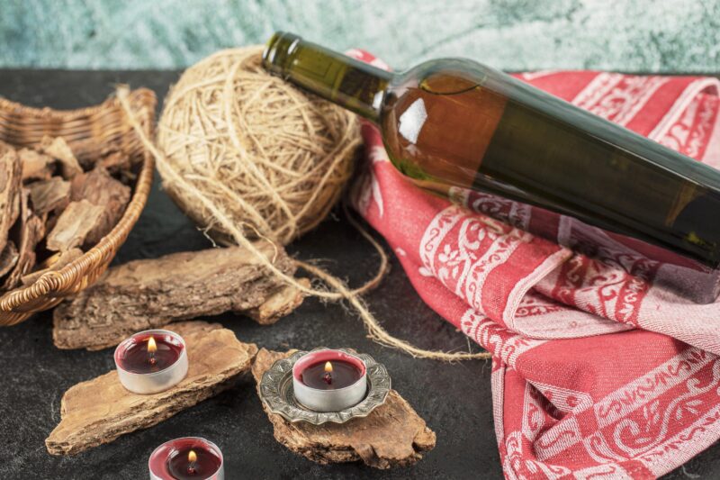 Botella de vino mexicano con elementos artesanales que representan el auge de la cultura del vino en México.