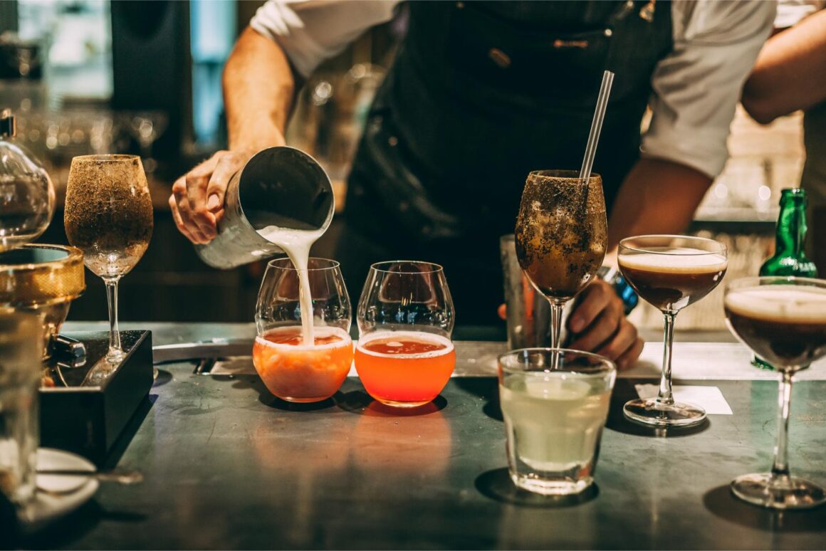 Coctelería para principiantes con bartender preparando varios cócteles