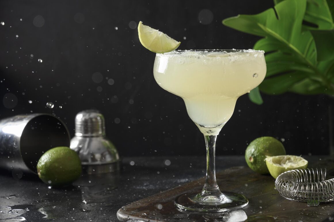 Cóctel Margarita preparado con tequila, licor de naranja y limón